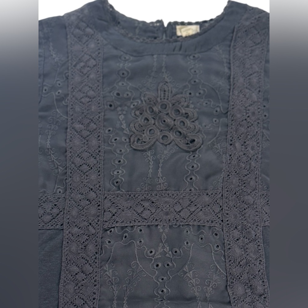 Anthropologie Tiny XS Gray Lace Crochet Top Blouse Short Sleeve Eyelet Maddie - Picture 3 of 10